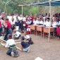 Siswa-siswi dari SDI Satap Kokor tengah membawakan tarian tradisional Rangkuk Alu memeriahkan Hari Ulang Tahun Republik Indonesia ke-80, Minggu 17 Agustus 2025 di Halaman SMP Satap Kokor, Desa Tanjung Boleng.