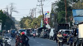 Antrean panjang kendaraan di SPBU Wardun, Pasar Baru Labuan Bajo, Selasa pagi (19/8/2025).