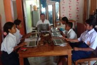Ketiadaan jaringan internet memaksa enam siswa Sekolah Menengah Pertama Negeri Satu Atap Kokor, Manggarai Barat, mengikuti Asesmen Nasional Berbasis Komputer (ANBK) di Labuan Bajo, Nusa Tenggara Timur.