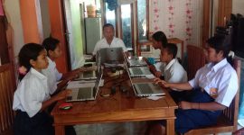 Ketiadaan jaringan internet memaksa enam siswa Sekolah Menengah Pertama Negeri Satu Atap Kokor, Manggarai Barat, mengikuti Asesmen Nasional Berbasis Komputer (ANBK) di Labuan Bajo, Nusa Tenggara Timur.
