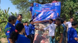 DPC Partai Demokrat Mabar Sumbang Semen untuk Gereja Katolik di Marombok dan Masjid di Capi