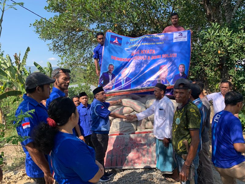 DPC Partai Demokrat Mabar Sumbang Semen untuk Gereja Katolik di Marombok dan Masjid di Capi