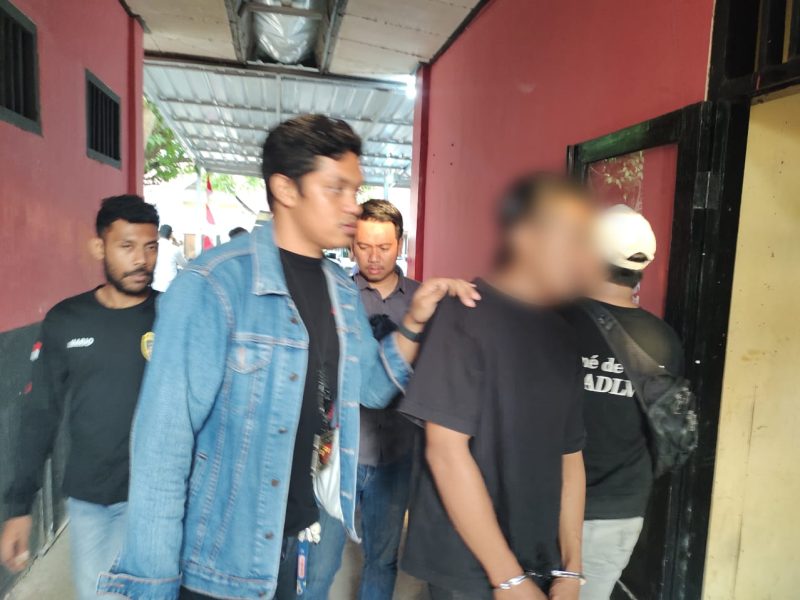 Salah satu terduga pelaku penculikan yang berujung tewasnya Kepala Kantor Cabang Pembantu Bank BUMN berinisial MIP, berakhir di Bandara Internasional Komodo, Labuan Bajo, Nusa Tenggara Timur. Pria yang bekerja sebagai penagih utang itu ditangkap pada Kamis siang, 21 Agustus 2025, saat baru saja mendarat dari Jakarta.