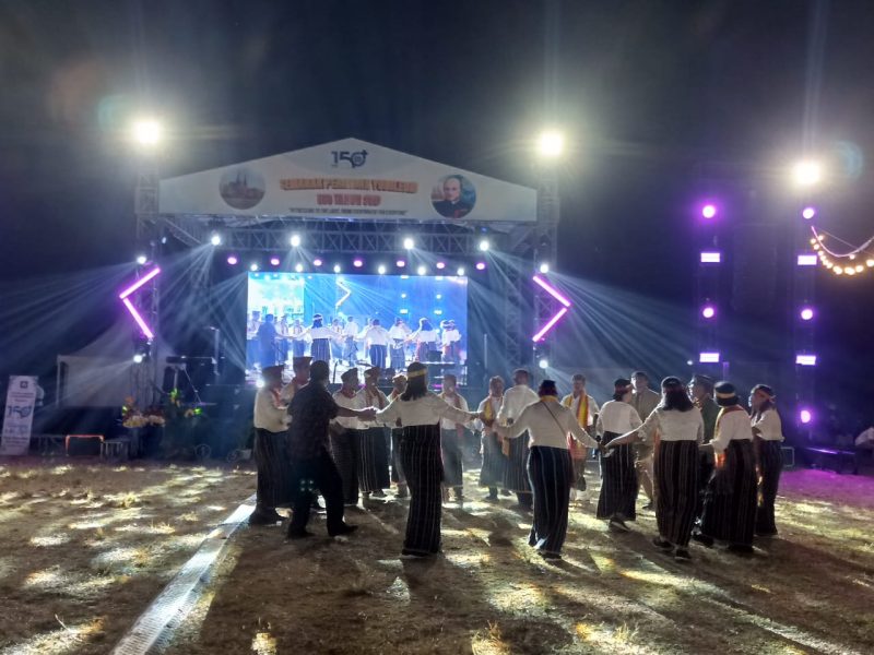 Sanggar Budaya Congkar asal Manggarai Timur memeriahkan perayaan syukur Yubileum 150 Tahun Serikat Sabda Allah (SVD) dengan menampilkan tari Danding.