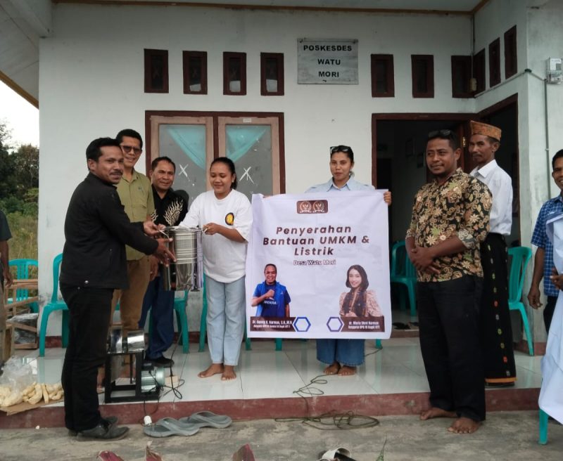 Anggota DPD RI Dapil NTT, dr. Stevi Harman serahkan mesin perajang singkong untuk Kelompok UMKM Wulang Gerak di Desa Watu Mori dan Golo Kantar, Kabupaten Manggarai Timur.
