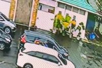 Rekaman kamera pengawas (CCTV) memperlihatkan detik-detik seorang Kepala Kantor Cabang Pembantu (KCP) bank BUMN diculik dari sebuah area parkir di Jakarta Timur.