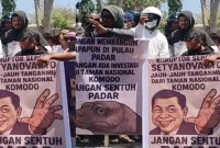 Para Demonstran Bawa Banner: Koruptor Seperti Setya Novanto, Jauh-jauh Tanganmu dari Taman Nasional Komodo
