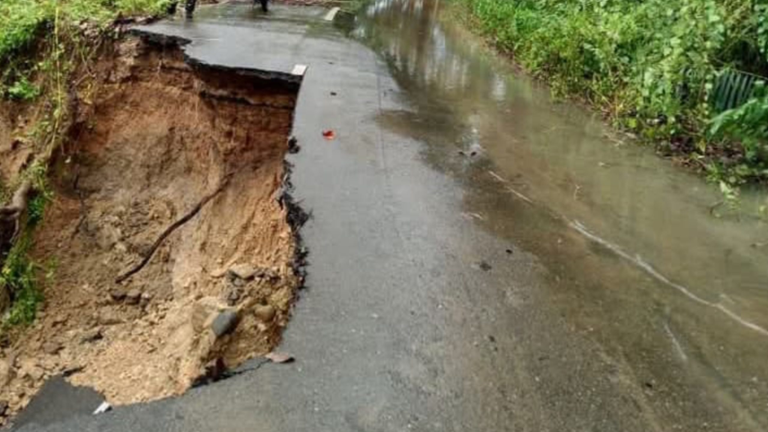Ruas Jalan Jalur Nggorang–Terang Kembali Ambrol
