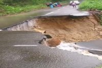 Jalur Nggorang-Pacar Kian Menganga Akibat Longsor