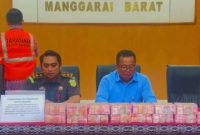 Tumpukan Uang Miliaran Rupiah Hasil Sitaan Korupsi Proyek Jalan Golo Welu–Orong Dipamerkan Kejari Manggarai Barat