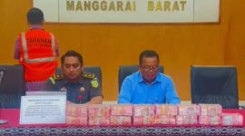 Tumpukan Uang Miliaran Rupiah Hasil Sitaan Korupsi Proyek Jalan Golo Welu–Orong Dipamerkan Kejari Manggarai Barat