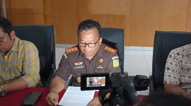 Kepala Kejaksaan Negeri Manggarai Barat, Sarta, didampingi Kasi Pidsus, Wisnu Sanjaya, saat diwawancarai wartawan, Jumat siang, 19 September 2025.