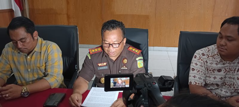 Kepala Kejaksaan Negeri Manggarai Barat, Sarta, didampingi Kasi Pidsus, Wisnu Sanjaya, saat diwawancarai wartawan, Jumat siang, 19 September 2025.