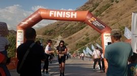 Ketika salah satu peserta mencapai garis finis. 