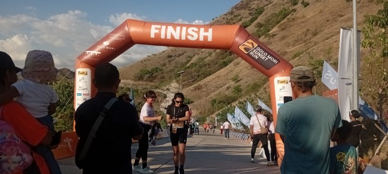 Ketika salah satu peserta mencapai garis finis. 