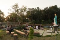 Polisi dan Orang Muda Katolik (OMK) menggelar ibadah doa Rosario di Keuskupan Labuan Bajo, Manggarai Barat, NTT, Sabtu (30/8/2025) sore.