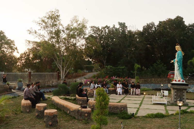 Polisi dan Orang Muda Katolik (OMK) menggelar ibadah doa Rosario di Keuskupan Labuan Bajo, Manggarai Barat, NTT, Sabtu (30/8/2025) sore.