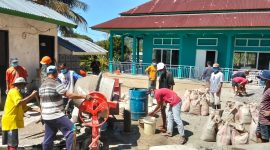 Puluhan warga gotong royong mengerjakan jalan menuju Masjid AL Huda Muntung di Desa Golo Sembea, Kecamatan Mbeliling, Manggarai Barat.