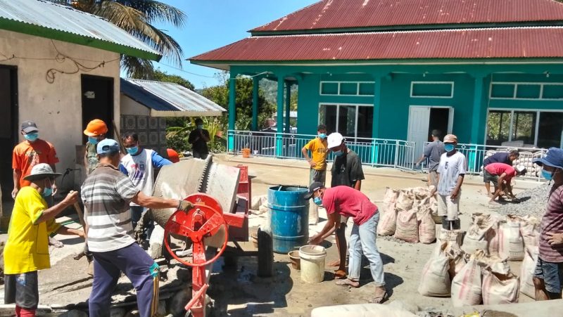 Puluhan warga gotong royong mengerjakan jalan menuju Masjid AL Huda Muntung di Desa Golo Sembea, Kecamatan Mbeliling, Manggarai Barat.