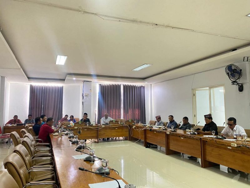 Rapat tertutup yang dipimpin Wakil Ketua DPRD Manggarai Barat, Sewargading S.J Putera, pada Kamis, 4 Agustus 2025, menghasilkan sejumlah komitmen, termasuk penolakan tegas terhadap pembangunan hotel di Pulau Padar dan efisiensi anggaran daerah.