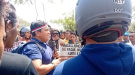 Matheus Siagian saat berorasi di depan Kantor Bupati Manggarai Barat, Selasa 2 September 2025.