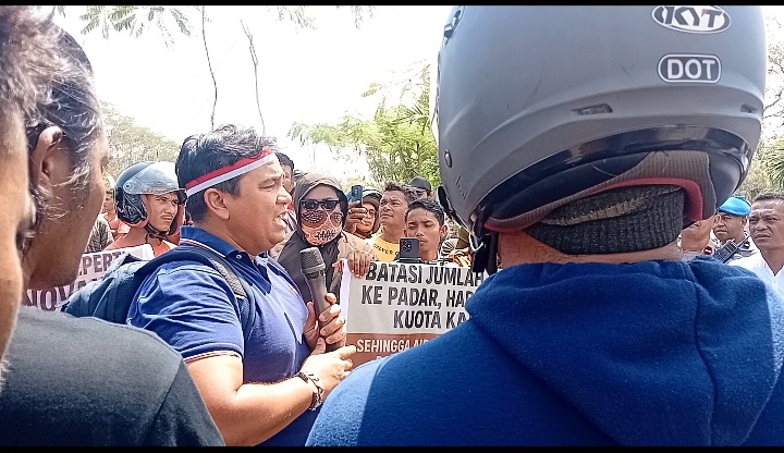 Matheus Siagian saat berorasi di depan Kantor Bupati Manggarai Barat, Selasa 2 September 2025.