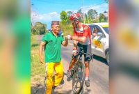 Kehangatan di Etape: Seorang Bapak Suguhkan Kopi di Lintasan Ruteng–Labuan Bajo Saat Tour de EnTeTe 2025