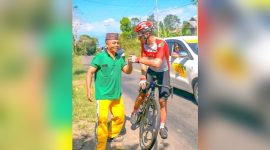 Kehangatan di Etape: Seorang Bapak Suguhkan Kopi di Lintasan Ruteng–Labuan Bajo Saat Tour de EnTeTe 2025