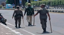 Momen POL PP Berburu Anjing Rabies yang Berkeliaran di Kota Ruteng