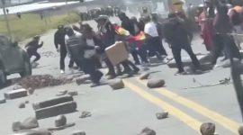 Mobil Presiden Dilempari Batu oleh Ratusan Warga, Kaca Retak dan Bodi Rusak Parah