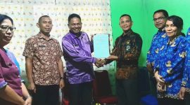 Keterangan Foto: Kepala Dinas P2KB Manggarai Barat, Rafael Guntur (Kiri) saat pose bersama jajaran dari Kantor Kementerian Agama Manggarai Barat.