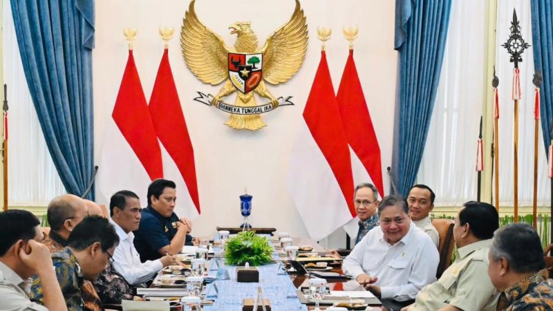 Presiden Prabowo Pimpin Rapat Terbatas Bahas Stabilitas Ekonomi dan Penguatan Koperasi