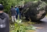 Batu Raksasa Tutup Akses Jalan Utama di Kecamatan Kuwus