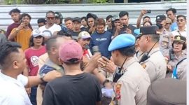 Yang Mendapati Korban Kapal Tenggelam Itu Nelayan, Bukan Basarnas”, Kata Para Demonstransi di Depan Kantor KSOP Labuan Bajo