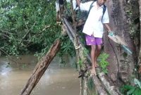 Anak Sekolah Seberangi Jembatan Darurat, Warganet Soroti Ketimpangan Infrastruktur Manggarai Barat