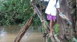 Anak Sekolah Seberangi Jembatan Darurat, Warganet Soroti Ketimpangan Infrastruktur Manggarai Barat