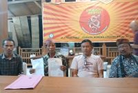 Alosius Oba (Pegang Surat) didampingin Kuasa Hukumnya Irjen Pol (P) I Wayan Sukaniwaya dan John Kadis saat memberikan keterangan ke wartawan