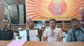 Alosius Oba (Pegang Surat) didampingin Kuasa Hukumnya Irjen Pol (P) I Wayan Sukaniwaya dan John Kadis saat memberikan keterangan ke wartawan