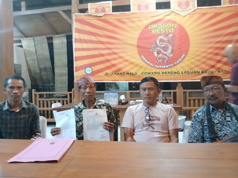 Alosius Oba (Pegang Surat) didampingin Kuasa Hukumnya Irjen Pol (P) I Wayan Sukaniwaya dan John Kadis saat memberikan keterangan ke wartawan