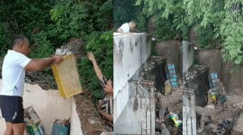 Viral, Mantan Bupati Ngada, Marianus Sae Pergoki Warga Labuan Bajo Buang Sampah di Pesisir Pantai