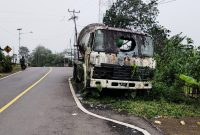 Membahayakan Pengguna Jalan, Truk Molen Mangkrak 5 Tahun di Pinggir Jalan Trans Flores, Siapa yang Punya?