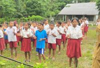 Ironi Labuan Bajo: Hotel Mewah Berdiri, Siswa SDI Macang Tanggar Berjalan Tanpa Alas Kaki dan Tanpa MBG