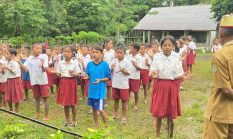 Ironi Labuan Bajo: Hotel Mewah Berdiri, Siswa SDI Macang Tanggar Berjalan Tanpa Alas Kaki dan Tanpa MBG