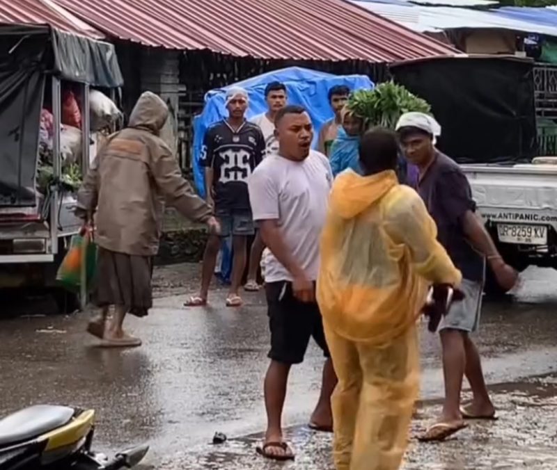 Di Bawah Jas Hujan Tukang Parkir: Cermin Ketertiban Pasar Batu Cermin