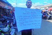 Aktivis Manggarai Barat Gelar Aksi Tunggal, Kritik Pedagang Liar hingga Intimidasi Juru Parkir di Pasar Batu Cermin