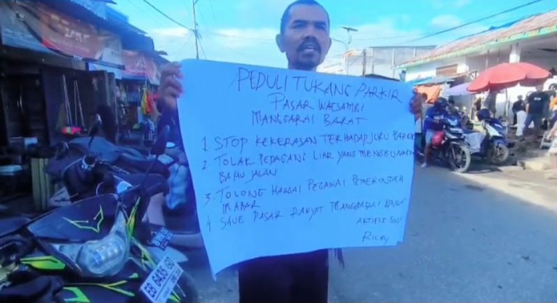 Aktivis Manggarai Barat Gelar Aksi Tunggal, Kritik Pedagang Liar hingga Intimidasi Juru Parkir di Pasar Batu Cermin