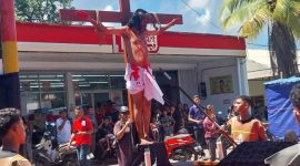 Yesus Wafat di Depan Alfamart, Jalan Salib Tematis Jadi Sorotan Publik