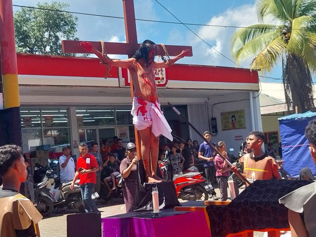 Yesus Wafat di Depan Alfamart, Jalan Salib Tematis Jadi Sorotan Publik