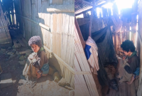 10 Tahun Terbaring Lumpuh, Olivia Piang Tinggal di “Kandang”, Butuh Uluran Tangan

Manggarai Timur – Nasib pilu dialami Olivia Piang (34), warga Kampung Naju, Desa Teno Mese, Kecamatan Elar Selatan, Kabupaten Manggarai Timur, Nusa Tenggara Timur. Selama hampir 10 tahun terakhir, ia terpaksa tinggal di sebuah bilik kayu sempit menyerupai kandang di samping rumah keluarganya akibat kondisi lumpuh total yang dideritanya.

Kondisi ini bukan tanpa alasan. Keterbatasan fisik membuat Olivia tidak mampu berjalan, sehingga keluarga membangun tempat sederhana tersebut agar memudahkan aktivitas sehari-harinya, termasuk buang air besar.

Berdasarkan informasi yang dihimpun, Olivia awalnya terlahir dalam kondisi normal dari pasangan Damianus Lomes dan Marta Deda (almarhumah). Namun, sejak usia sekitar 10 tahun, ia mulai mengalami gangguan kejiwaan. Kondisinya semakin memburuk saat menginjak usia 15 tahun hingga akhirnya mengalami kelumpuhan total.

Kini, di usia 34 tahun, Olivia hanya bisa menghabiskan hari-harinya di dalam bilik kayu tersebut. Ia dirawat oleh saudaranya, Petrus Basar, sementara sang ayah tinggal terpisah di rumah lain.

“Kadang dia tidak makan seharian kalau keluarga sedang ke kebun atau ada keperluan di luar. Dia tidak bisa ke mana-mana karena tidak bisa berjalan,” ungkap salah satu anggota keluarga, Jumat (24/4/2026).

Selama hampir satu dekade, Olivia juga tidak pernah keluar rumah. Kondisi psikologisnya disebut semakin memburuk, dipicu rasa malu akibat keterbatasan fisik yang dialaminya.

Padahal, sebelum sakit, Olivia dikenal sebagai pribadi yang ramah dan mudah bergaul. Ia sering berinteraksi dengan teman-temannya dan dikenal ceria. Namun, perubahan drastis dalam hidupnya membuat ia semakin menarik diri dari lingkungan sosial.

Dari sisi bantuan sosial, Olivia sebenarnya telah terdaftar sebagai Keluarga Penerima Manfaat (KPM) Bantuan Langsung Tunai (BLT) yang bersumber dari APBDes Desa Teno Mese. Selain itu, ayahnya juga menerima bantuan melalui Program Keluarga Harapan (PKH) serta bantuan sembako dari pemerintah.

Sayangnya, bantuan tersebut dinilai belum mampu memenuhi kebutuhan khusus Olivia, termasuk penyediaan tempat tinggal yang lebih layak dan manusiawi.

Pihak keluarga hanya bisa berharap adanya perhatian dari pemerintah daerah maupun para dermawan untuk membantu meringankan beban yang mereka alami.

“Kami berharap ada bantuan untuk memperbaiki tempat tinggal Olivia supaya lebih layak. Minimal dia bisa hidup lebih manusiawi,” tambah keluarga.

Saat ini, Olivia sangat membutuhkan bantuan berupa pakaian layak, kasur, selimut, pampers dewasa, serta kebutuhan pokok sehari-hari. Selain itu, dukungan untuk renovasi tempat tinggal menjadi kebutuhan mendesak agar ia tidak lagi hidup di tempat yang tidak layak huni.

Kisah Olivia menjadi potret nyata masih adanya warga yang hidup dalam keterbatasan dan membutuhkan perhatian bersama. Uluran tangan dari berbagai pihak diharapkan dapat membantu menghadirkan kehidupan yang lebih layak bagi dirinya.