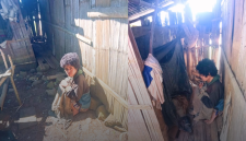 10 Tahun Terbaring Lumpuh, Olivia Piang Tinggal di “Kandang”, Butuh Uluran Tangan

Manggarai Timur – Nasib pilu dialami Olivia Piang (34), warga Kampung Naju, Desa Teno Mese, Kecamatan Elar Selatan, Kabupaten Manggarai Timur, Nusa Tenggara Timur. Selama hampir 10 tahun terakhir, ia terpaksa tinggal di sebuah bilik kayu sempit menyerupai kandang di samping rumah keluarganya akibat kondisi lumpuh total yang dideritanya.

Kondisi ini bukan tanpa alasan. Keterbatasan fisik membuat Olivia tidak mampu berjalan, sehingga keluarga membangun tempat sederhana tersebut agar memudahkan aktivitas sehari-harinya, termasuk buang air besar.

Berdasarkan informasi yang dihimpun, Olivia awalnya terlahir dalam kondisi normal dari pasangan Damianus Lomes dan Marta Deda (almarhumah). Namun, sejak usia sekitar 10 tahun, ia mulai mengalami gangguan kejiwaan. Kondisinya semakin memburuk saat menginjak usia 15 tahun hingga akhirnya mengalami kelumpuhan total.

Kini, di usia 34 tahun, Olivia hanya bisa menghabiskan hari-harinya di dalam bilik kayu tersebut. Ia dirawat oleh saudaranya, Petrus Basar, sementara sang ayah tinggal terpisah di rumah lain.

“Kadang dia tidak makan seharian kalau keluarga sedang ke kebun atau ada keperluan di luar. Dia tidak bisa ke mana-mana karena tidak bisa berjalan,” ungkap salah satu anggota keluarga, Jumat (24/4/2026).

Selama hampir satu dekade, Olivia juga tidak pernah keluar rumah. Kondisi psikologisnya disebut semakin memburuk, dipicu rasa malu akibat keterbatasan fisik yang dialaminya.

Padahal, sebelum sakit, Olivia dikenal sebagai pribadi yang ramah dan mudah bergaul. Ia sering berinteraksi dengan teman-temannya dan dikenal ceria. Namun, perubahan drastis dalam hidupnya membuat ia semakin menarik diri dari lingkungan sosial.

Dari sisi bantuan sosial, Olivia sebenarnya telah terdaftar sebagai Keluarga Penerima Manfaat (KPM) Bantuan Langsung Tunai (BLT) yang bersumber dari APBDes Desa Teno Mese. Selain itu, ayahnya juga menerima bantuan melalui Program Keluarga Harapan (PKH) serta bantuan sembako dari pemerintah.

Sayangnya, bantuan tersebut dinilai belum mampu memenuhi kebutuhan khusus Olivia, termasuk penyediaan tempat tinggal yang lebih layak dan manusiawi.

Pihak keluarga hanya bisa berharap adanya perhatian dari pemerintah daerah maupun para dermawan untuk membantu meringankan beban yang mereka alami.

“Kami berharap ada bantuan untuk memperbaiki tempat tinggal Olivia supaya lebih layak. Minimal dia bisa hidup lebih manusiawi,” tambah keluarga.

Saat ini, Olivia sangat membutuhkan bantuan berupa pakaian layak, kasur, selimut, pampers dewasa, serta kebutuhan pokok sehari-hari. Selain itu, dukungan untuk renovasi tempat tinggal menjadi kebutuhan mendesak agar ia tidak lagi hidup di tempat yang tidak layak huni.

Kisah Olivia menjadi potret nyata masih adanya warga yang hidup dalam keterbatasan dan membutuhkan perhatian bersama. Uluran tangan dari berbagai pihak diharapkan dapat membantu menghadirkan kehidupan yang lebih layak bagi dirinya.